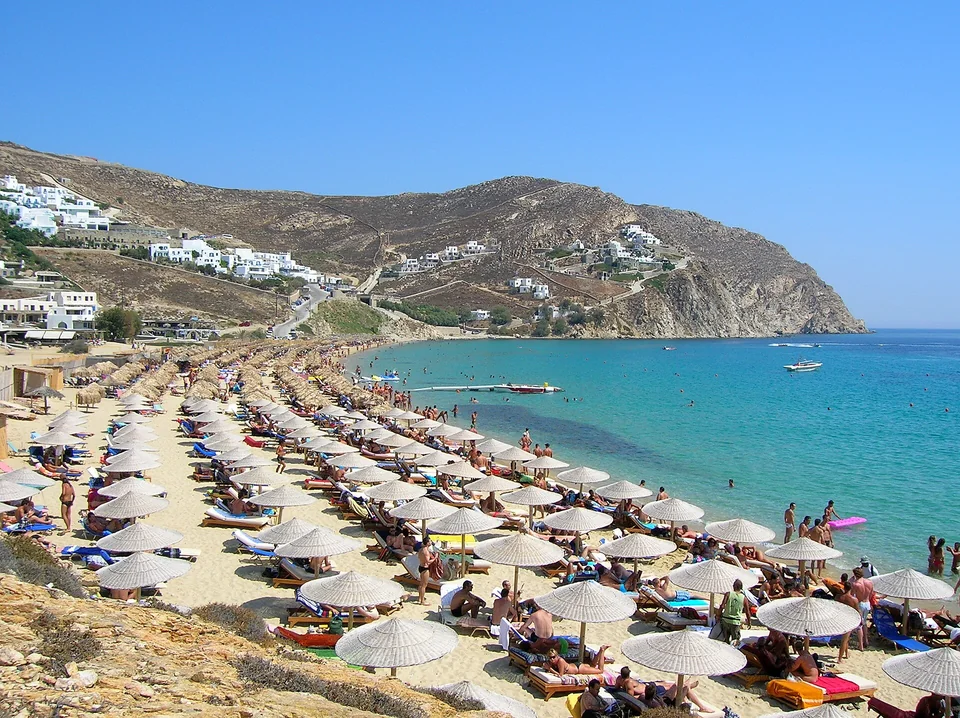 Ξαπλώστρες και η ακτογραμμή της Ελιάς σε αρχειακή φωτογραφία από τον Αύγουστο του 2007
